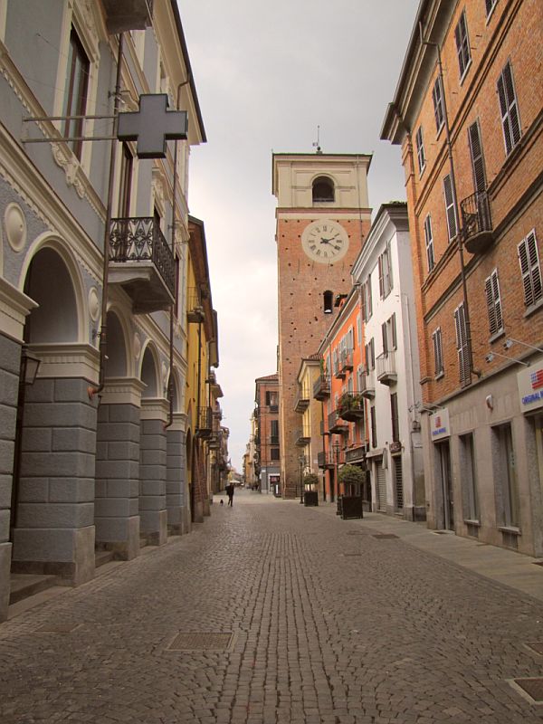 Chivasso: via Torino e il campanile del duomo