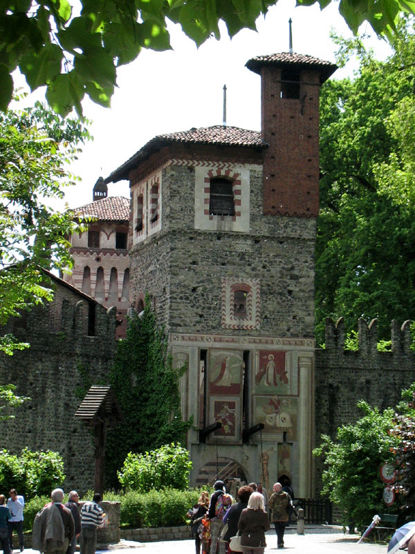 La torre-porta di accesso al Borgo Medievale
