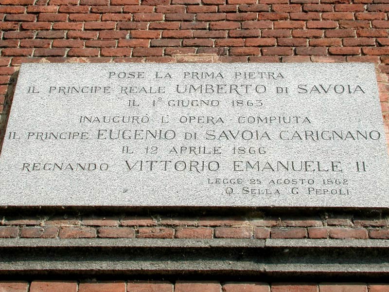 Lapide commemorativa sul muro esterno della Presa del Canale Cavour