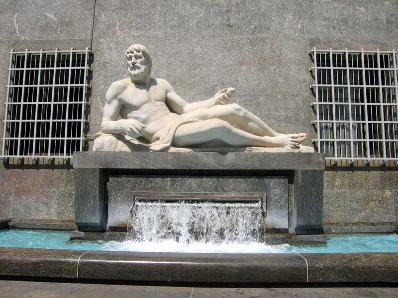 La Fontana del Po in piazza CLN