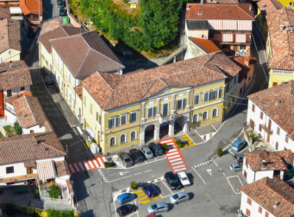Il municipio di Pecetto di Valenza (Foto aerea di Carlo Lenti)